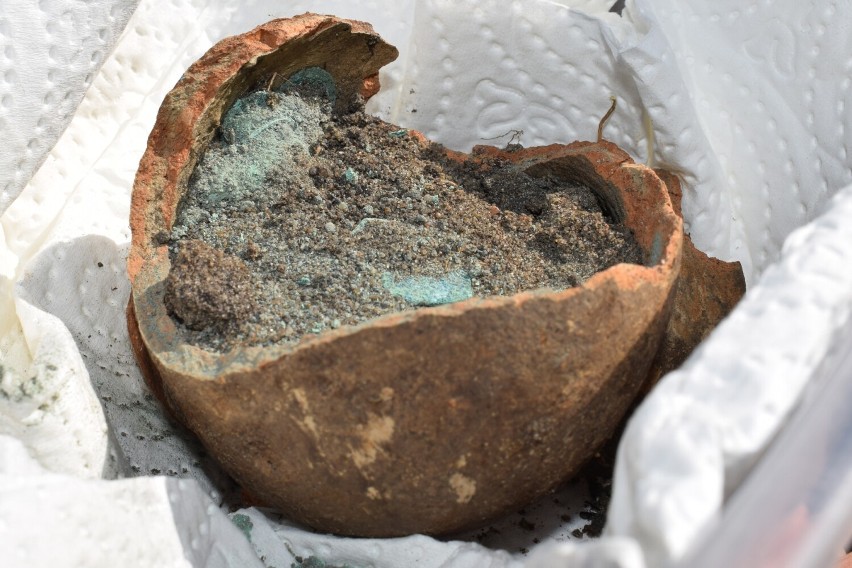 Skarb pod Krotoszynem. Archeolodzy odkryli naczynie pełne...