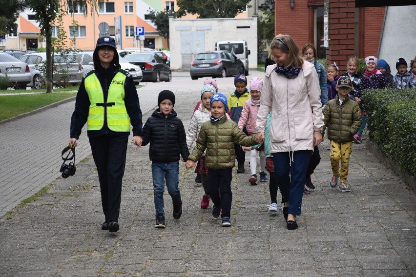 Akcja "Pomachaj Kierowcy" w Śremie. Kolejne grupy przedszkolaków poznały zasady bezpieczeństwa na przejściach dla pieszych [zdjęcia]