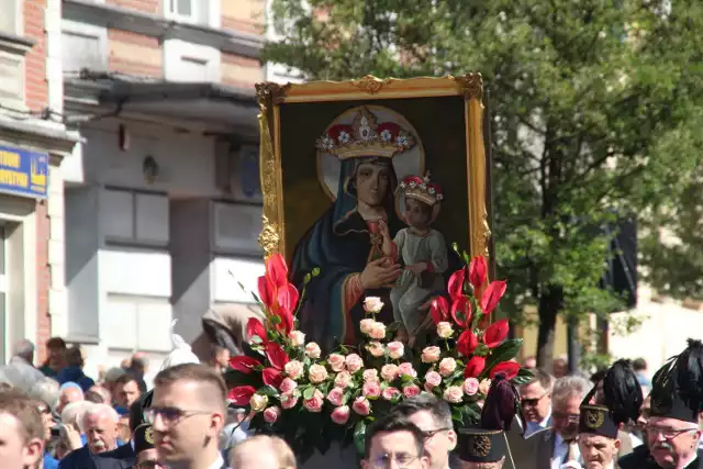 Pielgrzymka do Piekar Śląskich. Zobacz kolejne zdjęcia. Przesuwaj zdjęcia w prawo - naciśnij strzałkę lub przycisk NASTĘPNE