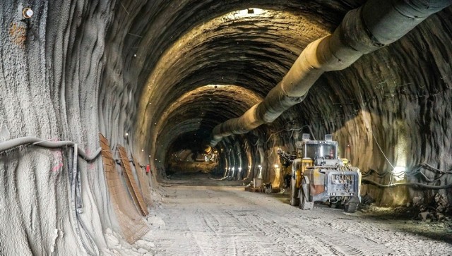 Na budowie drogi S1 przez Beskidy zakończono drążenie dłuższego tunelu pod masywem Białożyńskiego Gronia