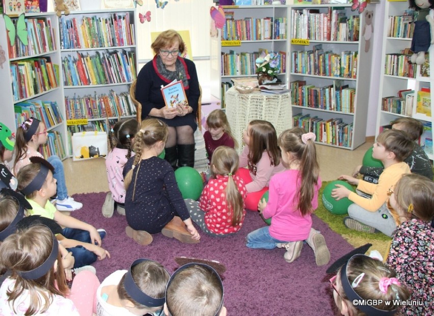 Światowy Dzień Poezji w wieluńskiej bibliotece. Przedszkolaki spotkały się z Niną Pawlaczyk