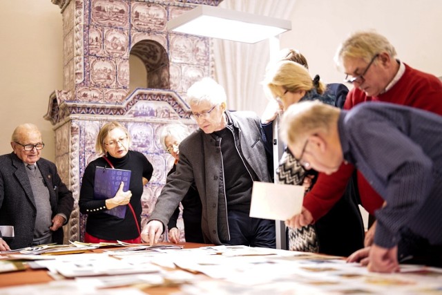 Jury XXVIII Międzynarodowego Biennale Ekslibrisu Współczesnego w Malborku podczas pracy.