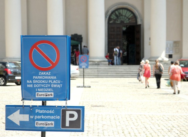 Nie na całym placu Katedralnym wolno parkować. Tak wynika ...