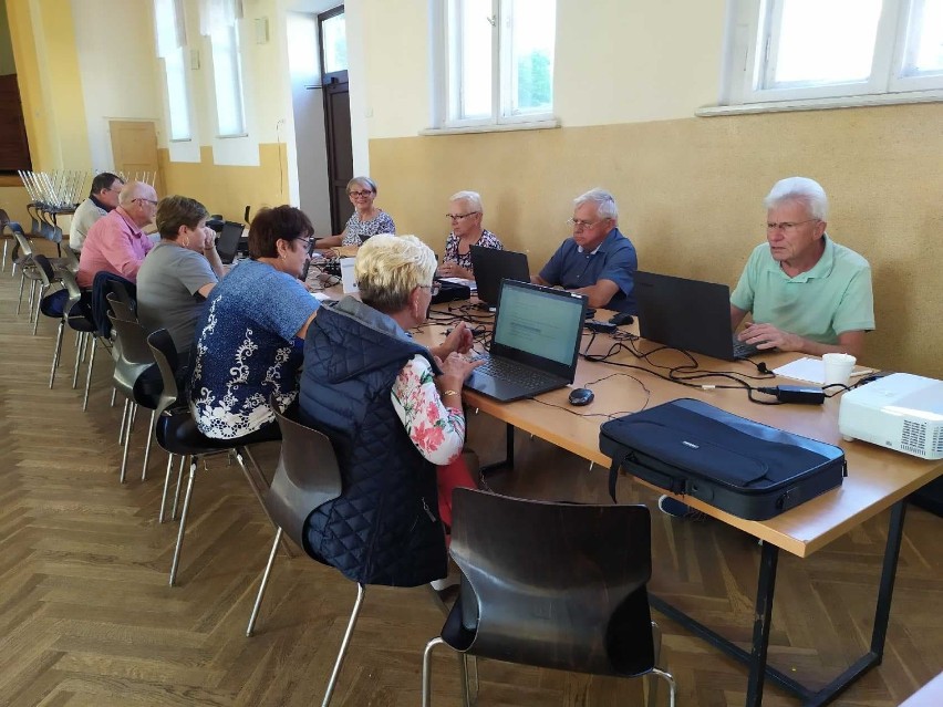 Seniorzy z gminy Przemęt biorą udział w projekcie Cyfrowa...