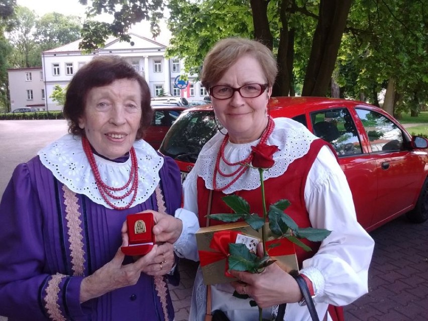 Edwarda Lach (z lewej) w 2017 r. z medalem „Zasłużony dla Ziemi Wieluńskiej”. Z zespołem wygrywała znaczące konkursy