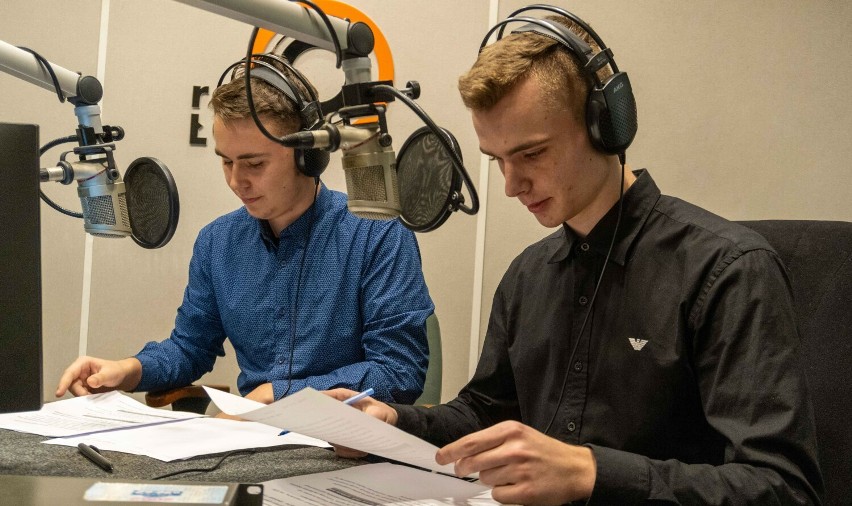 Młodzi radiowcy Radia Bizon z ZSE-E w Radomsku z wizytą w Radiu Łódź. ZDJĘCIA