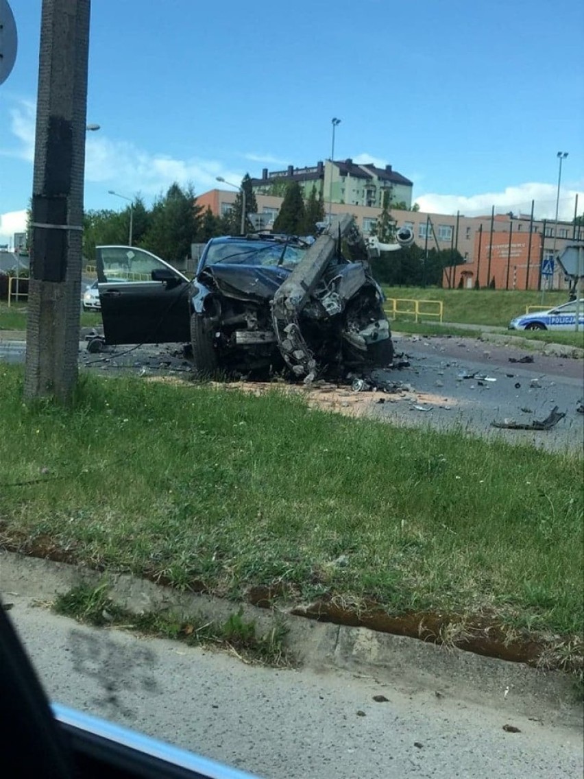 W Starachowicach kierowca BMW ściął słup oświetleniowy, latarnia przewróciła się na auto. Ranny 9-latek (ZDJĘCIA)