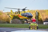 Kwidzyn. Helikopter Lotniczego Pogotowia Ratunkowego lądował przy ul. Machutty. Udzielano pomocy osobie z podejrzeniem udaru mózgu