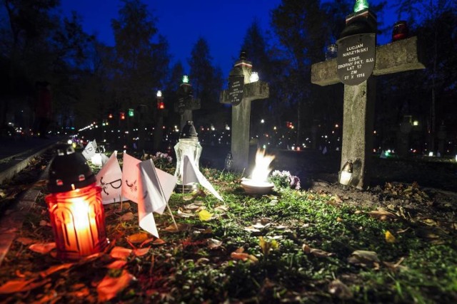 Wielkie sprzątanie grobów na Wojskowych Powązkach. Pamiętajmy o żołnierzach z Powstania