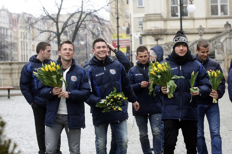 Legnica: Piłkarze Miedzi Legnica rozdawali kwiaty(ZDJĘCIA)