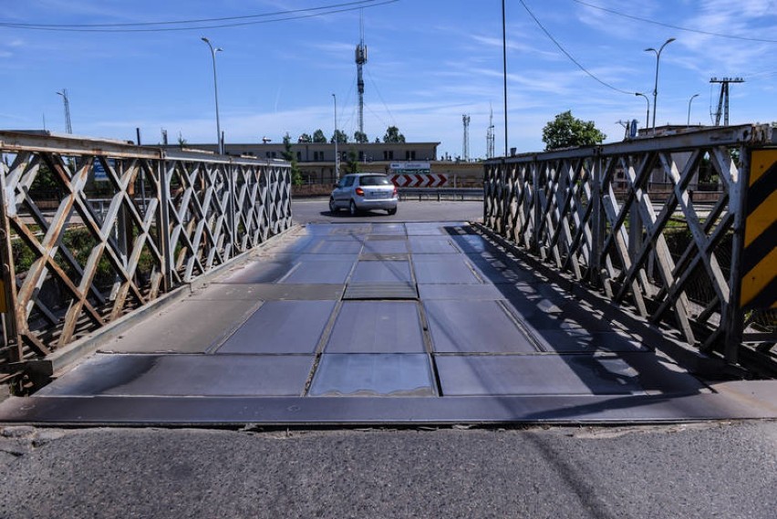 Jeszcze latem mówiło się o budowie mostu pontonowego w...