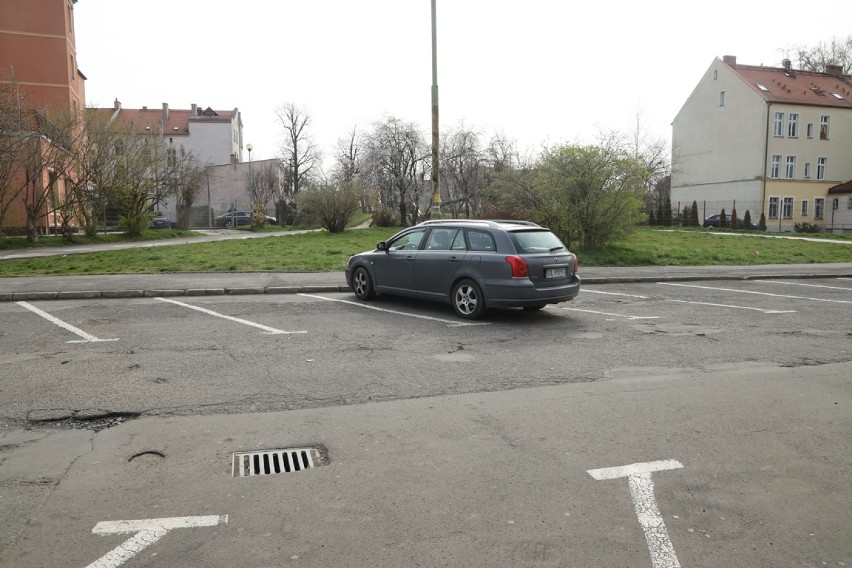 Puste parkingi, przez koronawirusa legniczanie zostali w domach [ZDJĘCIA]