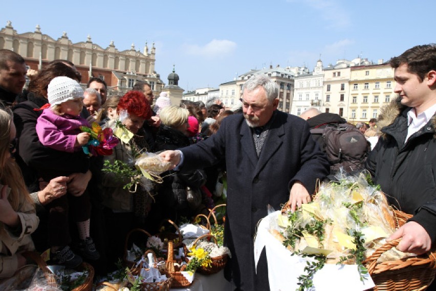 Kardynał Stanisław Dziwisz poświęcił w Wielką Sobotę, 7...