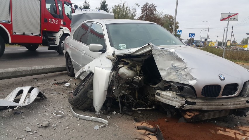 Wypadek na ulicy Mikołaja Kopernika w Ciechocinku. Kierowca BMW w stanie po użyciu alkoholu uderzył w latarnie [zdjęcia]