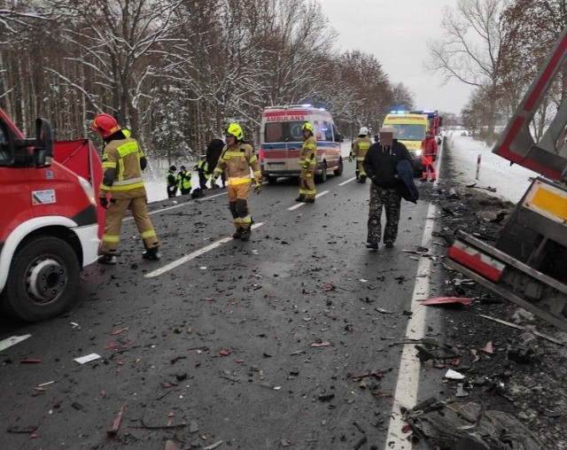 Wtorkowy wypadek jest jedną z nawiększych tragedii na trasie Żary - Zielona Góra. Zginęło małżeństwo z dwuletnią córką.