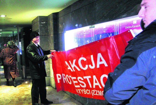 Pracownicy Opery Krakowskiej tuż przed premierą "Eugeniusza Oniegina"