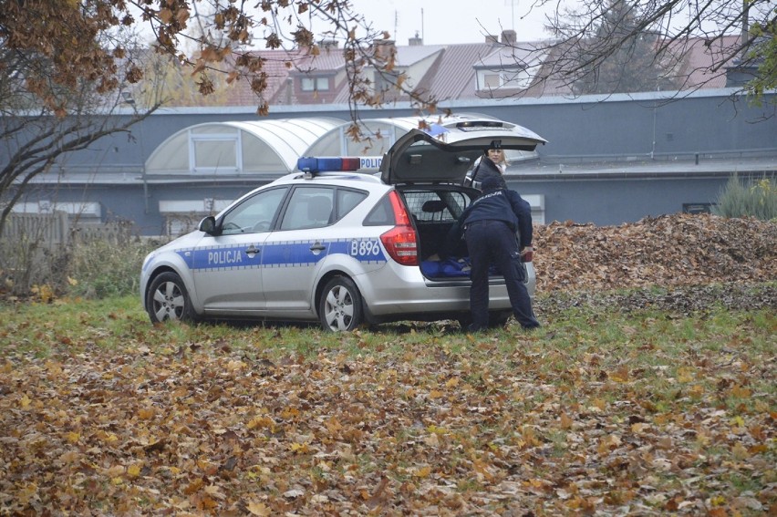 Zwłoki mężczyzny znalezione obok szkolnego boiska przy ul. Sportowej