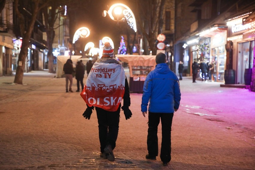 Zakopane. W nocy znów była dyskoteka na Krupówkach. Tańczyło 40 osób. Policja dostała wezwanie 