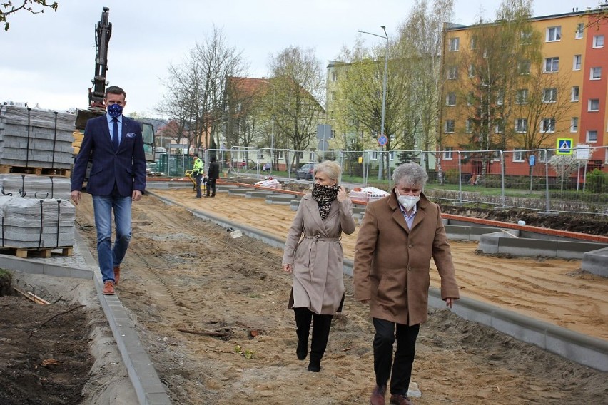 Miejscy urzędnicy wizytowali teren budowy dziedzińca i parkingu przed SP nr 1 w Lęborku