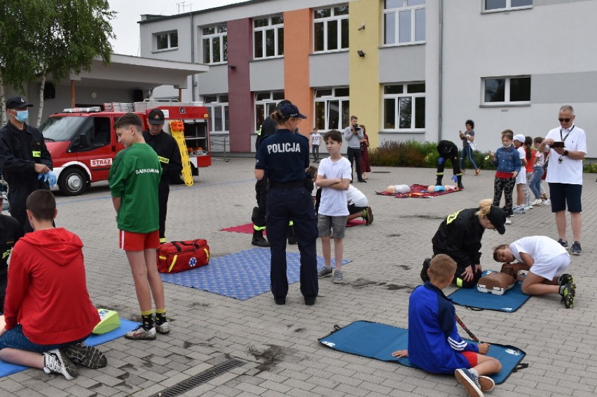 Dwie szkoły z gminy Rawicz przystąpiły do Leszczyńskiej Akademii Bezpieczeństwa. Ich uczniowie są ambasadorami bezpieczeństwa [ZDJĘCIA]