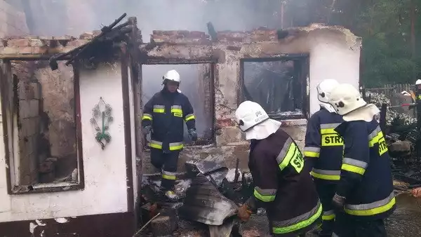 Pożar domu w Drzewiu Dużym [ZDJĘCIA]

Pożar pojawił się kilka minut po godzinie 11.00. Natychmiast zaalarmowane zostały zastępy gaśnicze z Pleszewa, Białobłot, Gizałek, Wronowa i Wierzchów.  W akcji brało udział w sumie 25 strażaków.