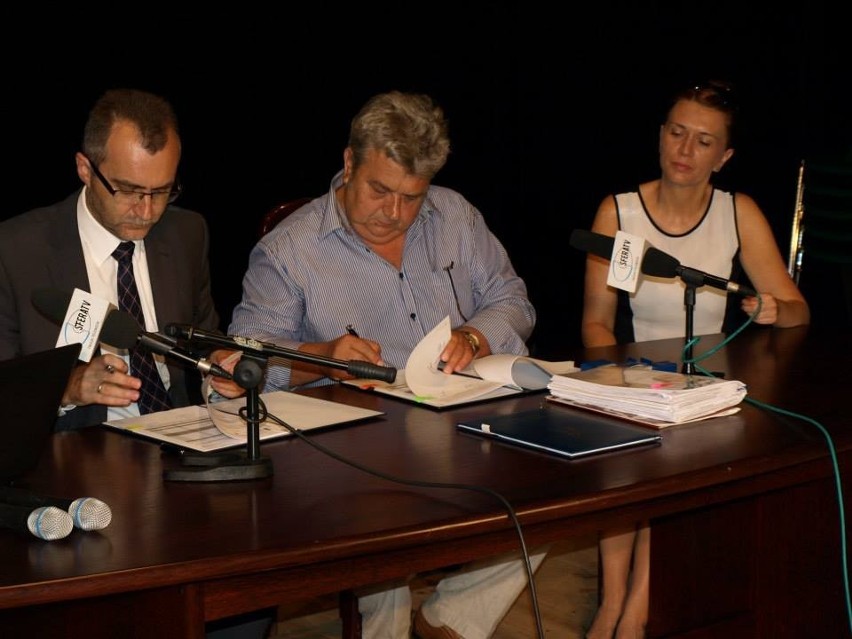 Burmistrz Radzionkowa i prezes "Robirex" Gliwice podpisują...