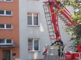 Akcja strażaków w Sandomierzu. Dostawali się do mieszkania, kobieta zasłabła [ZDJĘCIA, WIDEO]
