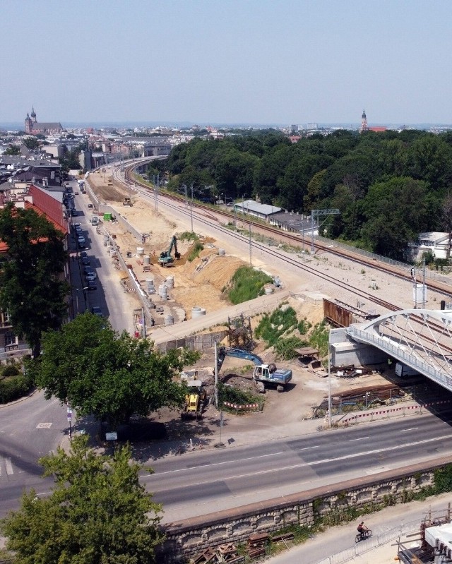 Nasyp kolejowy wzdłuż ulicy Halickiej dochodzącej do ul. Podgórskiej