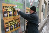 Antyfaszyści obkleili witryny Księgarni Wojskowej w Łodzi plakatami &quot;Faszystowskie mordy&quot;