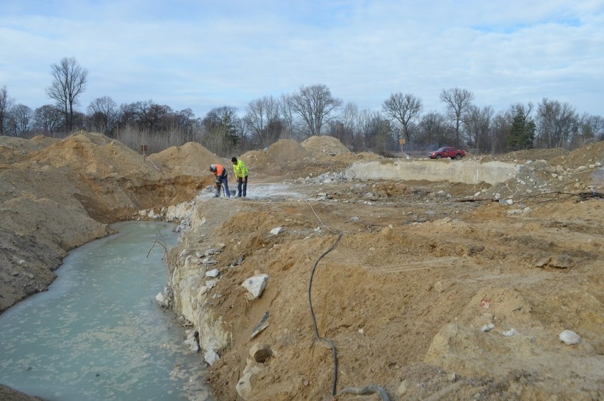 Rozkruszono część potężnego, betonowego fundamentu