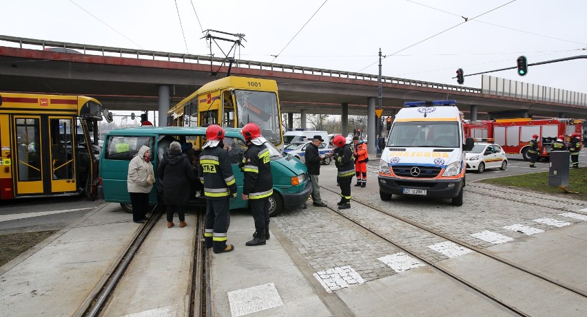 Wypadek MPK Łódź na Trasie WZ. Zderzenie tramwaju z busem