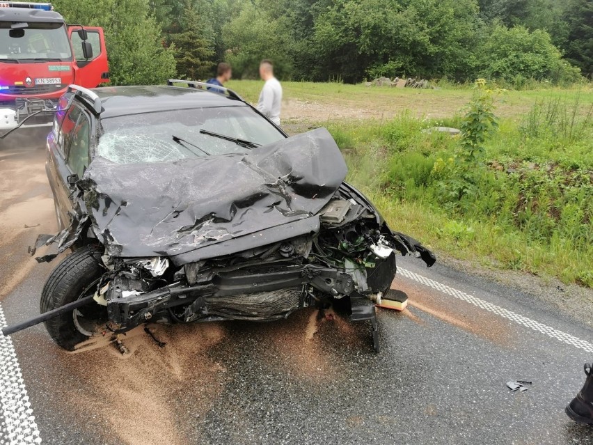 Librantowa wypadek. Seat po zderzeniu z volvo rozerwany na dwie części. Dwie osoby w szpitalu [ZDJĘCIA] 