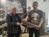 Pleszew. Łuska amunicyjna z radzieckiego czołgu trafiła do pleszewskiej Izby Tradycji 70 Pułku Piechoty