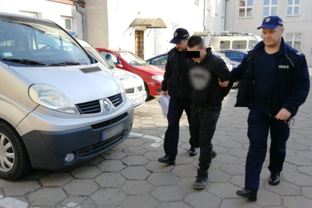 Na 3 miesiące do aresztu trafił 22-latek podejrzany o spowodowanie śmiertelnego wypadku drogowego. Śledztwo prowadzone w tej sprawie ustali ostateczne przyczyny i okoliczności zdarzenia. Za przestępstwo to grozi mu do 12 lat pozbawienia wolności.

Więcej informacji o wypadku oraz zdjęcia tutaj: Śmiertelny wypadek w Sulnowie pod Świeciem. Nie żyje 22-latek. Kierowca uciekł z miejsca zdarzenia [wideo, zdjęcia]

- Do zdarzenia doszło w sobotę (23 lutego) po godz. 21 - przypomina podkom. Joanna Tarkowska z KPP w Świeciu. - Dyżurny świeckiej komendy odebrał zgłoszenie, z którego wynikało, że w Sulnowie (pow. świecki) doszło do wypadku drogowego. Na miejsce skierował patrol ruchu drogowego. Pracujący na miejscu policjanci wstępnie ustalili, że kierujący audi, na prostym odcinku drogi, nie dostosował prędkości do panujących warunków w wyniku czego zjechał na prawe pobocze, a następnie uderzył w drzewo. Na skutek zdarzenia 22-letni pasażer pojazdu poniósł śmierć na miejscu, a drugi (18 lat) z obrażeniami ciała został przewieziony do szpitala.


Flash Info odcinek 3 - najważniejsze informacje z Kujaw i Pomorza.

