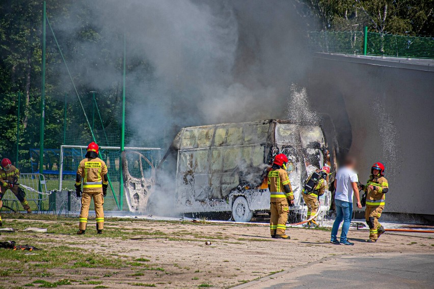 Na Błoniach spłonął bus i uszkodzona została elewacja szatni [ZDJĘCIA]