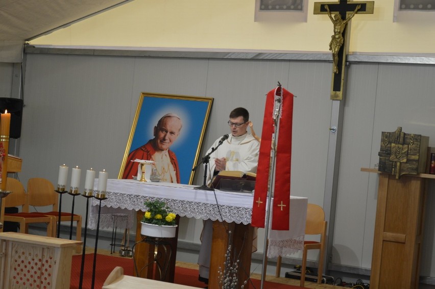 Niedzielnej mszy św. przewodniczy o. Florian Wieczorek.