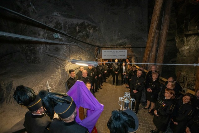 Wiara wielickich górników jest trwała i mocna jak sól. Górnicza Droga Krzyżowa w Kopalni Soli „Wieliczka”. Zebrało się blisko 120 osób