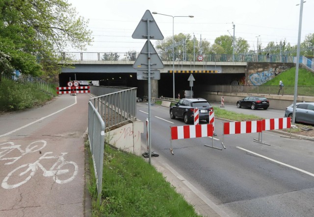 Ekipa budowlana prowadziła w środę naprawę stropu wiaduktu w alei Grzecznarowskiego w Radomiu.