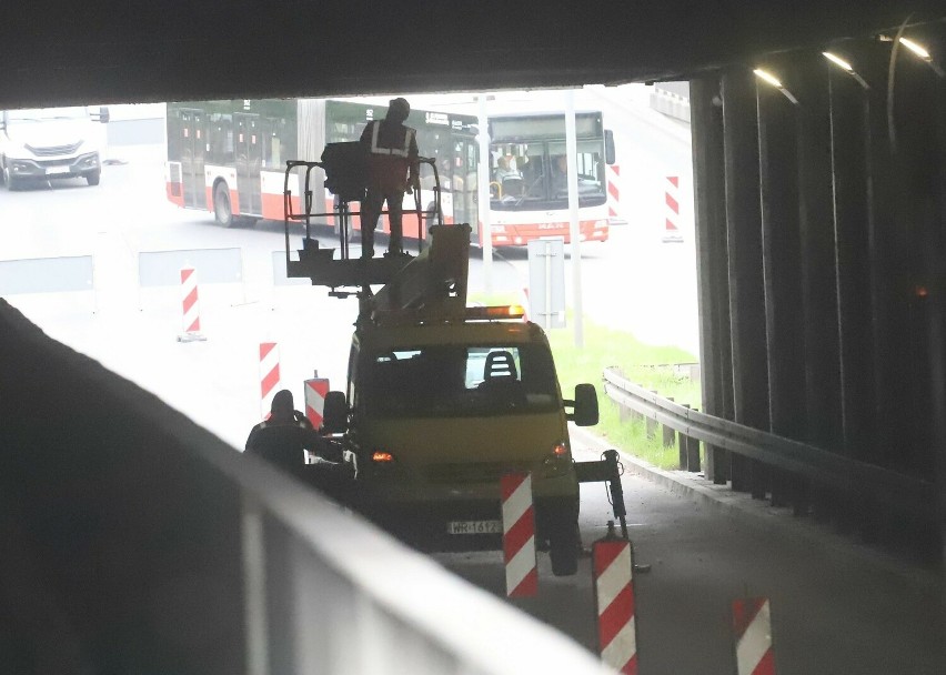 Ekipy zabezpieczały strop wiaduktu nad aleją Grzecznarowskiego w Radomiu. Płaty cementu spadają teraz w innym miejscu