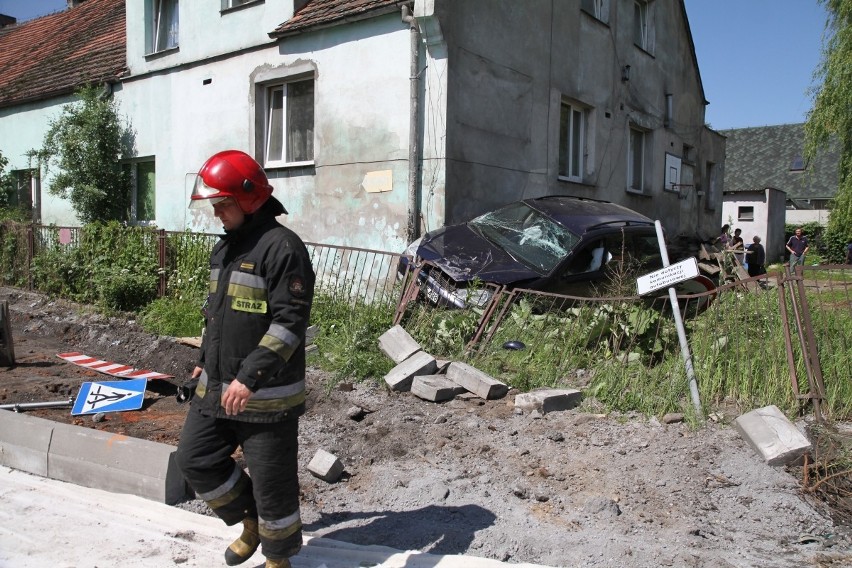 Wypadek w Kiełczowie. Kierowca wjechał w dom i uciekł