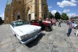 Wystawa zabytkowych aut pod katedrą z okazji dnia Św. Krzysztofa - patrona kierowców [zdjęcia]