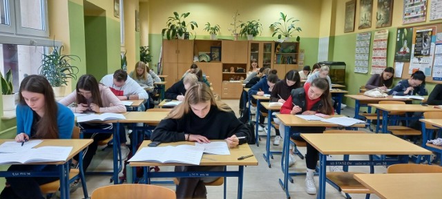 Maturzyści w Liceum Ogólnokształcącym imienia księdza kardynała Stefana Wyszyńskiego w Staszowie pisali próbną maturę z matematyki
