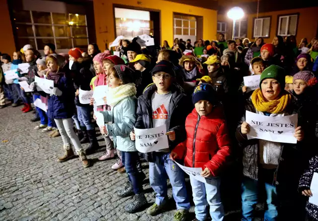 Ujęcia kręcono na placu przed strażą