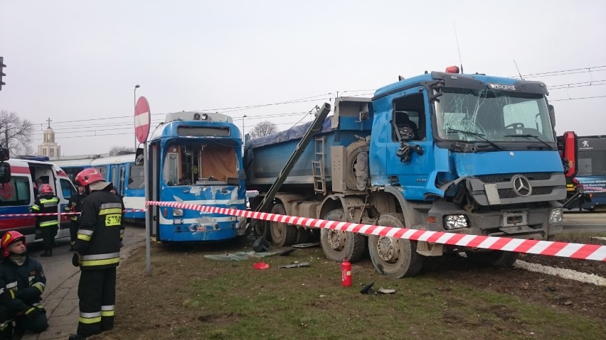 Kraków: wypadek na rondzie Grunwaldzkim. Tramwaj zderzył się z samochodem [ZDJĘCIA, WIDEO]