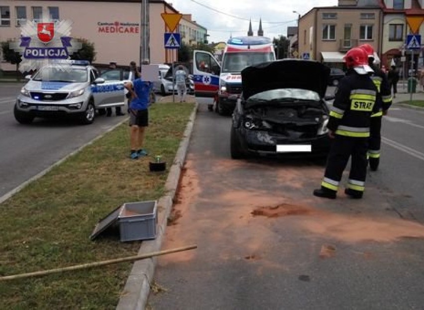 Policjanci wyjaśniają okoliczności zdarzenia drogowego do...