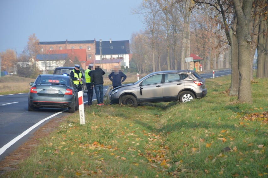 Kolizja obok Grodźca Małego. Auto wpadło do rowu [ZDJĘCIA]