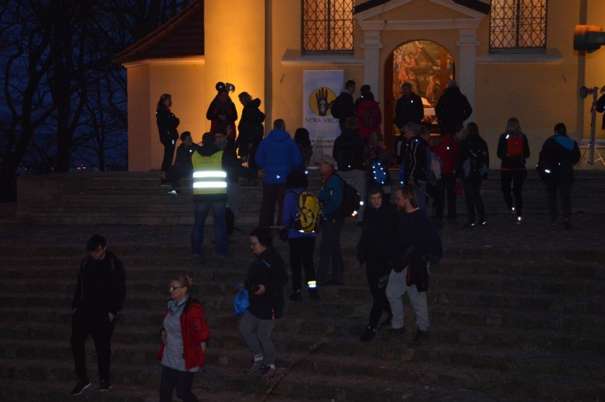 Prawie 400 wiernych uczestniczyło w pierwszej Kaszubskiej N(M)ocnej Drodze Krzyżowej w Wejherowie [ZDJĘCIA]
