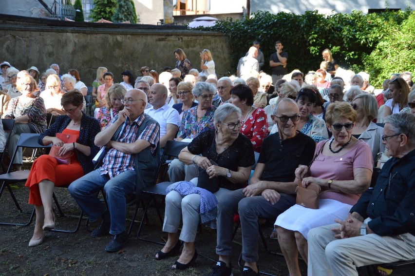 Koncert plenerowy w ogrodzie kościoła ewangelickiego w Wieluniu ZDJĘCIA