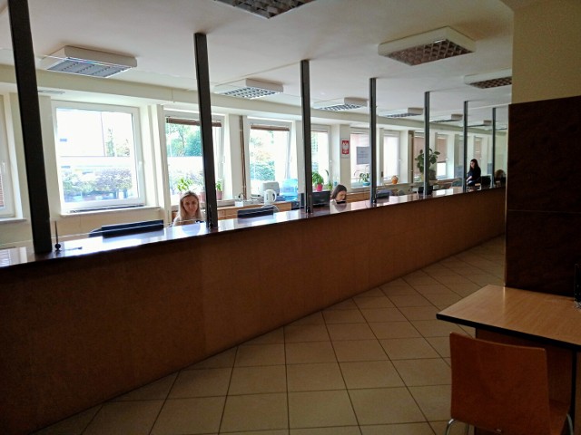 Pod potrzeby Wydziału Gospodarowania Nieruchomościami zaadaptowane zostały pomieszczenia na parterze biurowca przy ul. Narutowicza, gdzie dotąd mieścił się wydział komunikacji