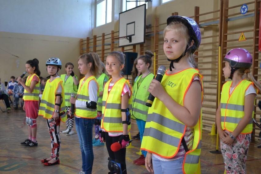 Człuchów. Dzień sportu w podstawówce. Czwartoklasiści odebrali karty rowerowe